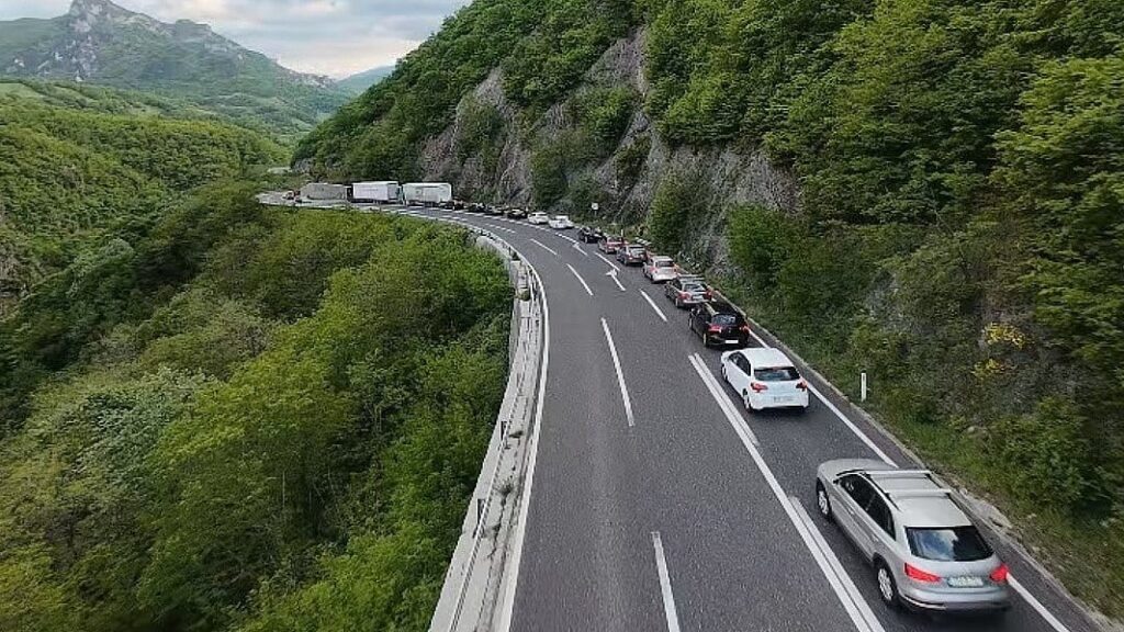 Na M-17 prema jugu BiH kolone se ponavljaju godinama, stručnjak upozorava da jedan semafor nije jedini uzrok
