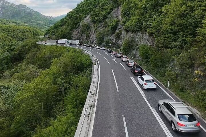 Na M-17 prema jugu BiH kolone se ponavljaju godinama, stručnjak upozorava da jedan semafor nije jedini uzrok