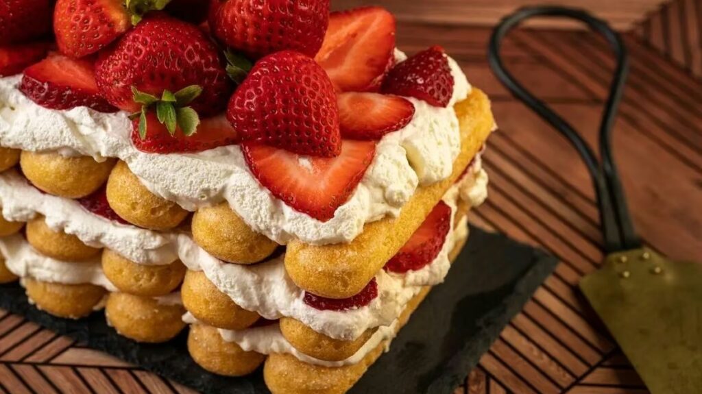 Najbrža voćna torta bez pečenja za ljetne dane