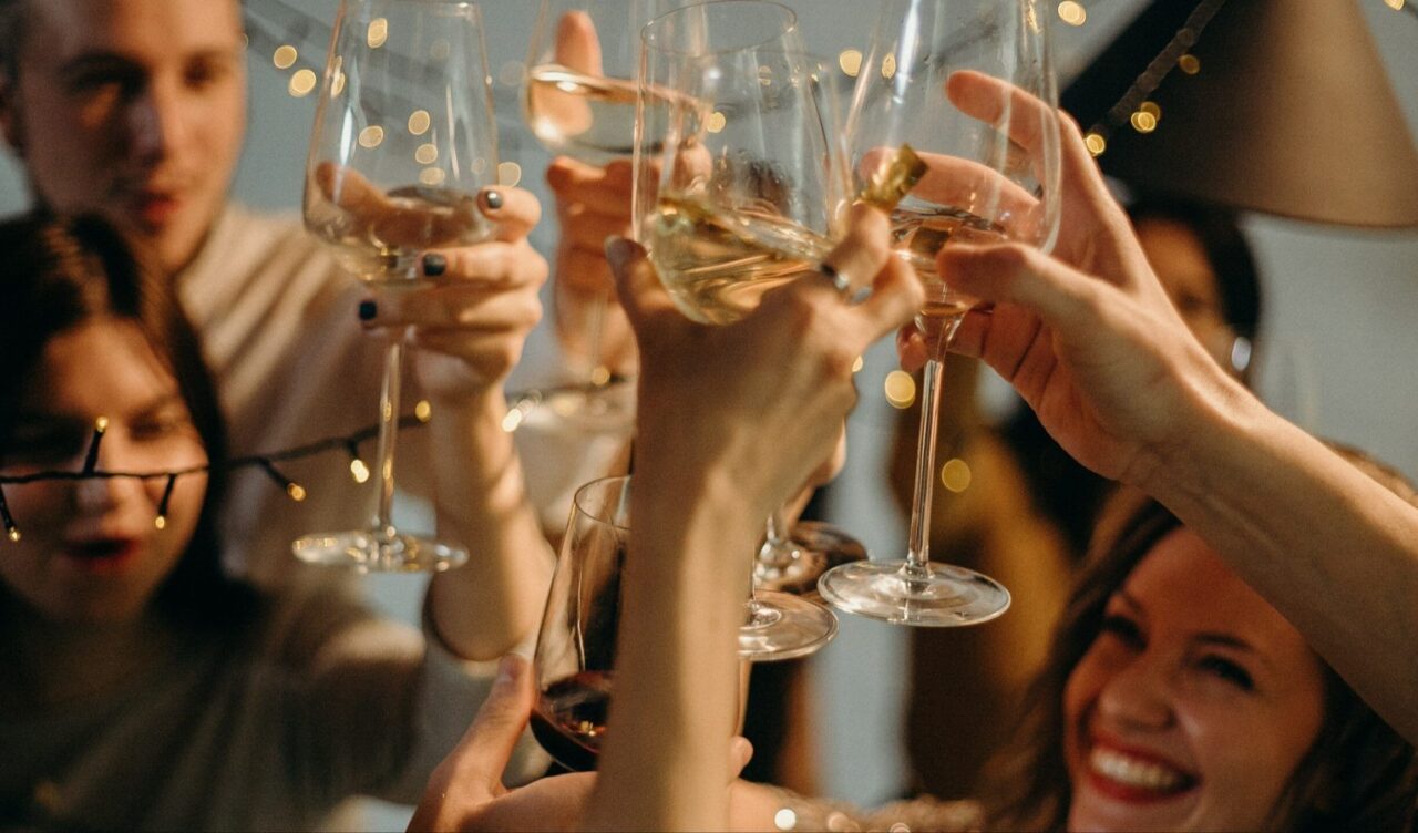 Neurolozi upozoravaju: Često pijenje alkohola može ubrzati starenje mozga