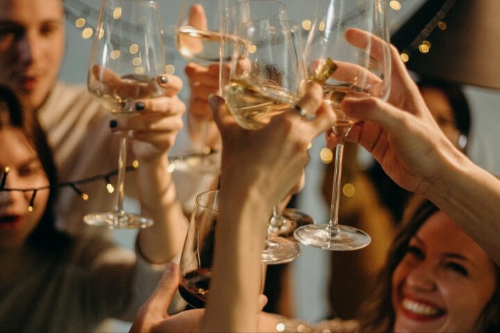 Neurolozi upozoravaju: Često pijenje alkohola može ubrzati starenje mozga