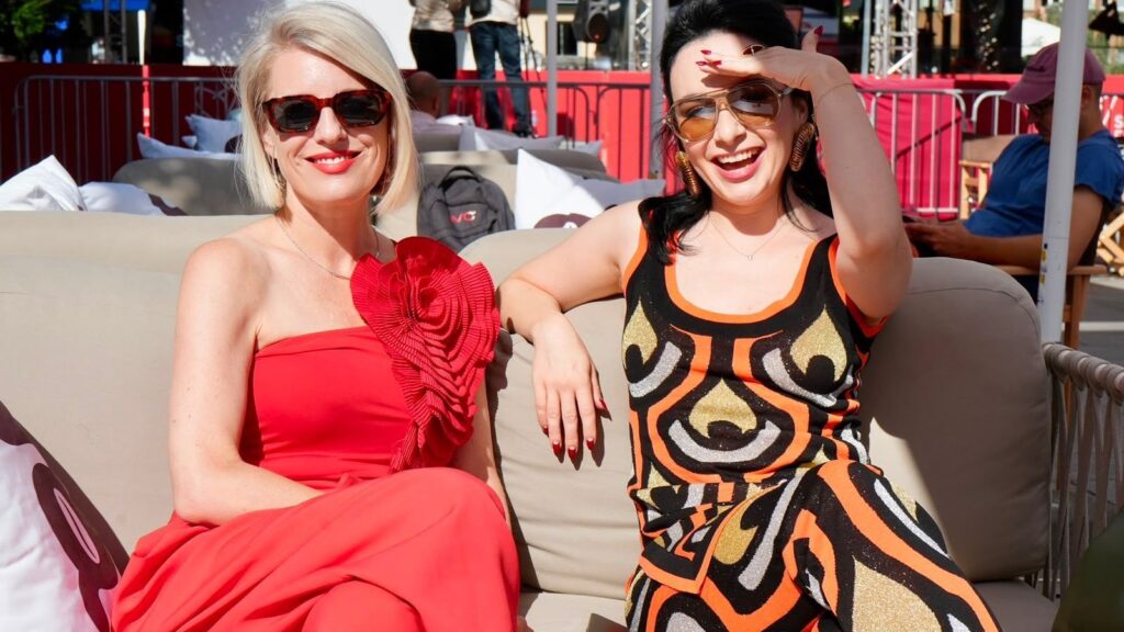 Nina Skočak i Ida Prester u opuštenom druženju na Festivalskom trgu u Sarajevu