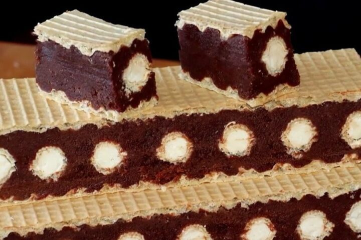 Oblatna s čokoladom i keksom: jednostavan kolač koji se brzo priprema