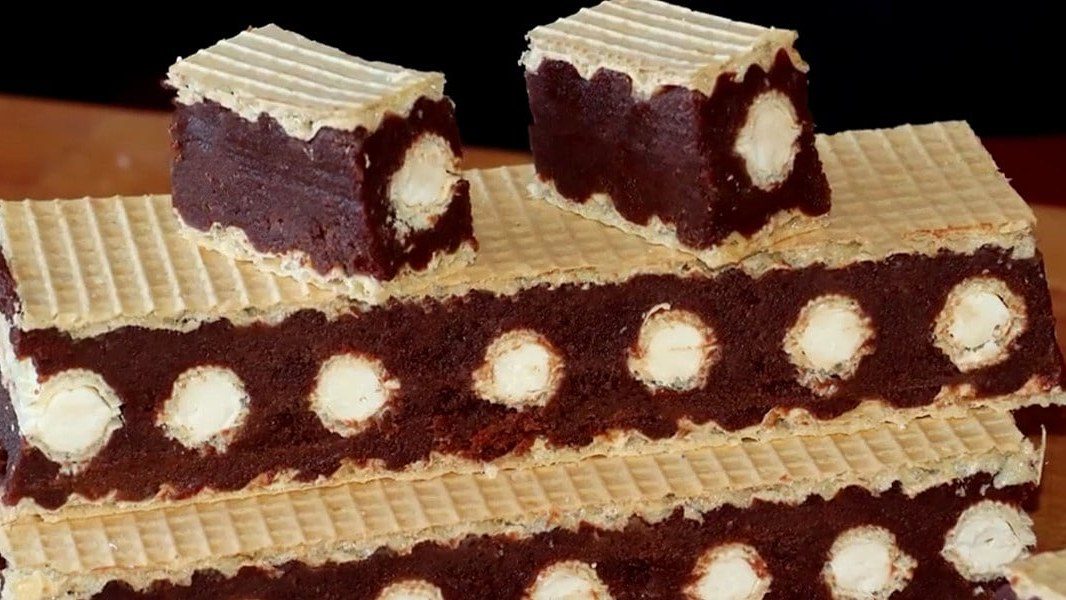 Oblatna s čokoladom i keksom: jednostavan kolač koji se brzo priprema
