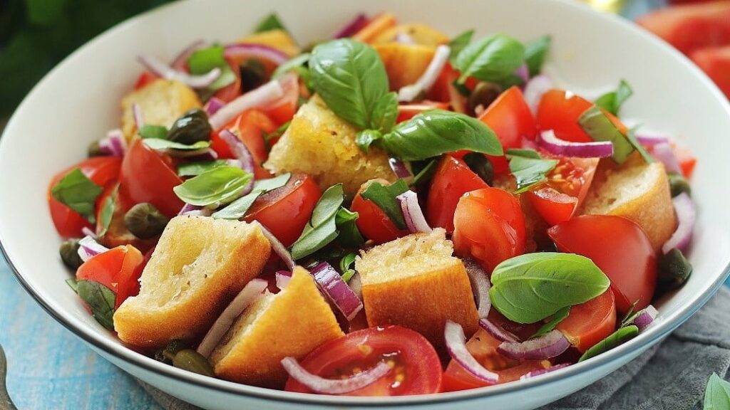 Panzanella: salata od starog hljeba, paradajza i maslina za lagani ljetni obrok