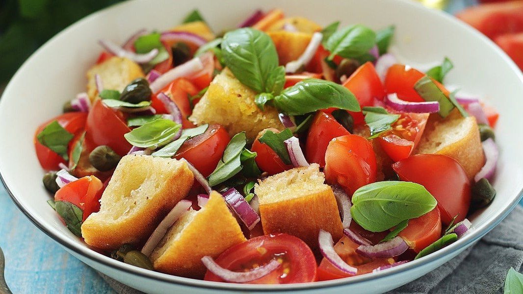Panzanella: salata od starog hljeba, paradajza i maslina za lagani ljetni obrok