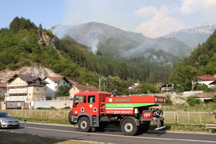 Požar iznad Kanjine i Živašnice lokaliziran, vatrogasci tijekom noći branili kuće