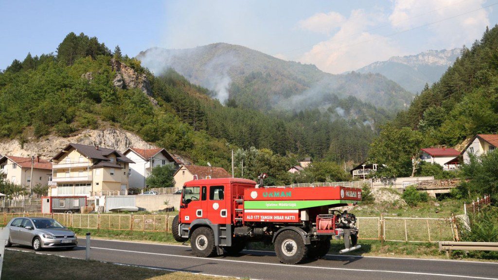 Požar iznad Kanjine i Živašnice lokaliziran, vatrogasci tijekom noći branili kuće