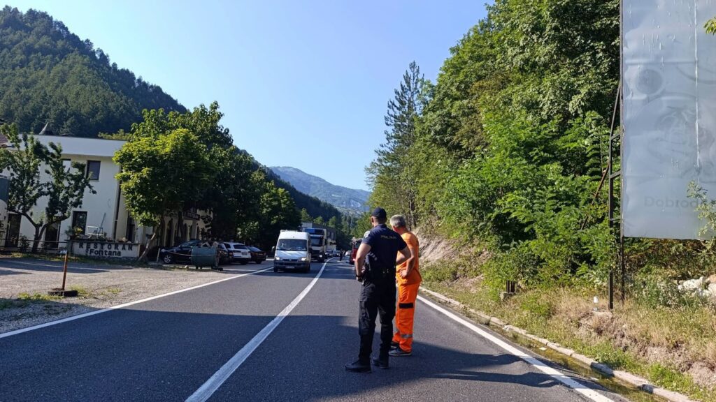 Požar kod Konjica izazvao odrone: Kamenje se obrušava na magistralnu cestu, oštećeno više vozila