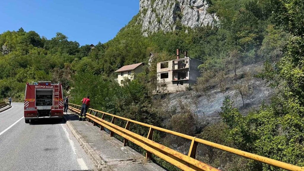 Požar kod Novog Goražda ponovno se širi, vatrogasci branili kuće i štalu u Ustiprači