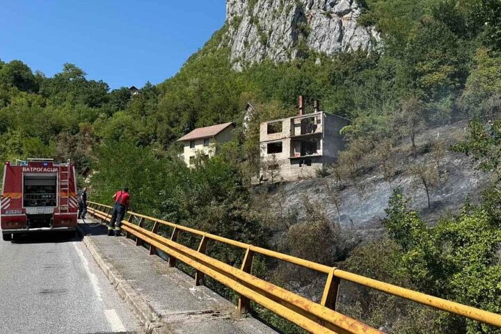 Požar kod Novog Goražda ponovno se širi, vatrogasci branili kuće i štalu u Ustiprači