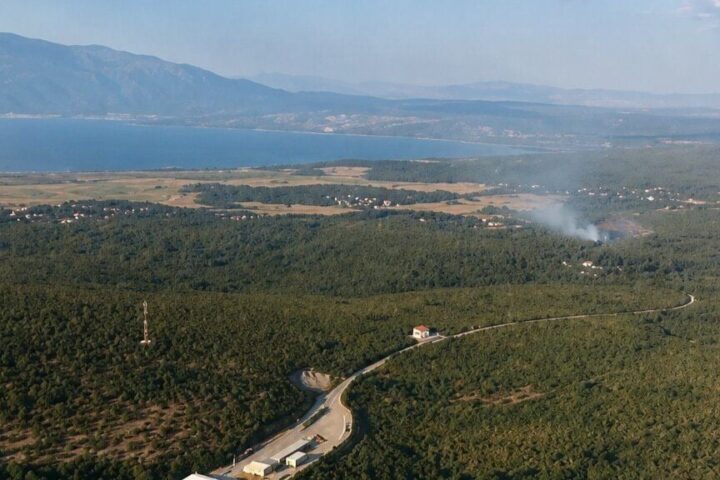 Požar kod Tomislavgrada prijetio kućama i benzinskoj crpki