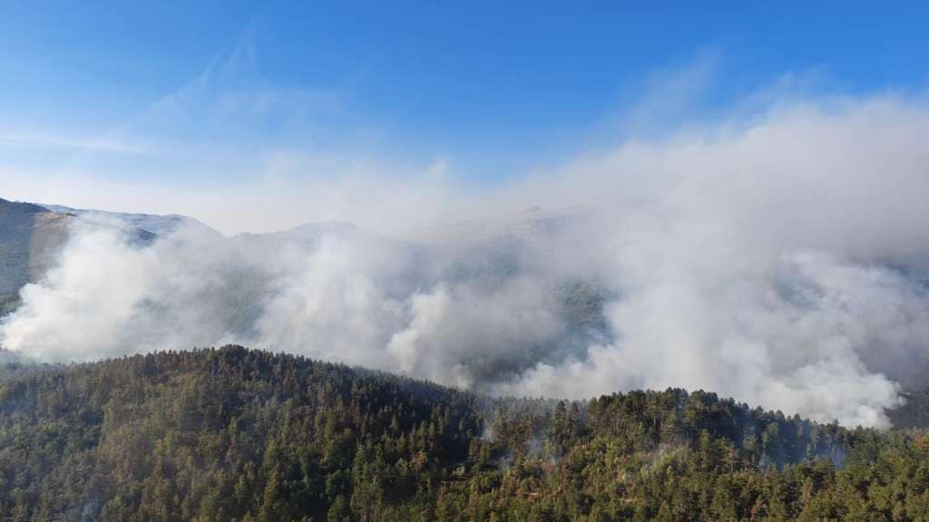 Požar na Risovcu i dalje aktivan, u gašenju sudjelovali i kanaderi iz Hrvatske