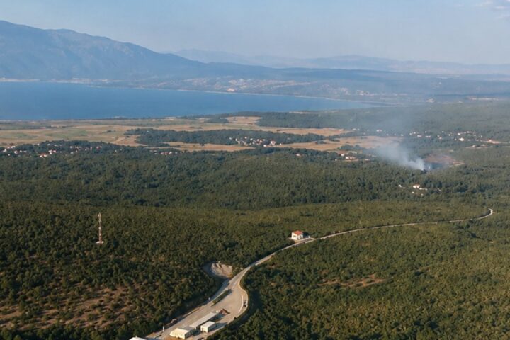 Promet uspostavljen nakon što su vatrogasci i air tractor obuzdali požar kod Prisike
