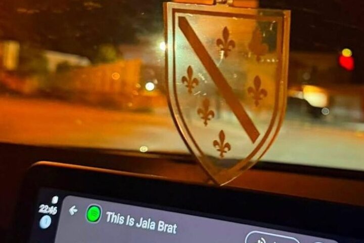 Tijekom kontrole na području Doboja tražili da ukloni ljiljan iz vozila, tvrdi Irfan Begić
