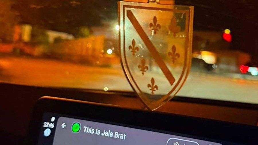 Tijekom kontrole na području Doboja tražili da ukloni ljiljan iz vozila, tvrdi Irfan Begić