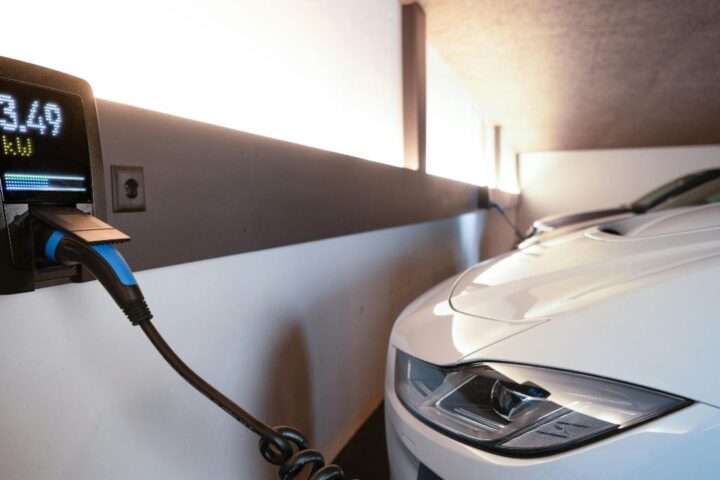 U Europskoj uniji registrirano 1,89 milijuna novih električnih automobila u 2025.