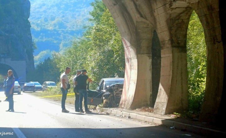 U Ustiprači automobil udario u zid tunela, vozač poginuo