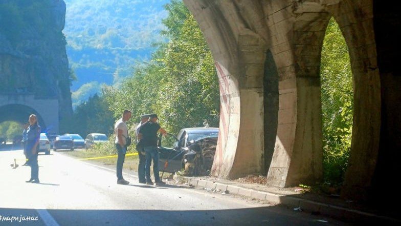 U Ustiprači automobil udario u zid tunela, vozač poginuo