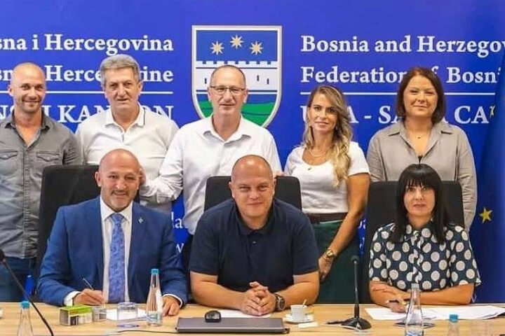 Vlada USK povećala osnovicu za obračun plaća proračunskim korisnicima na 450 KM