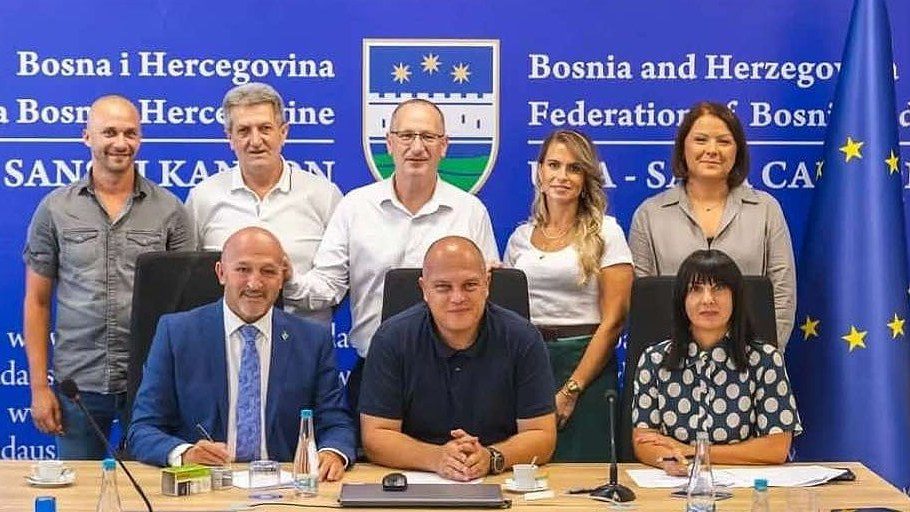 Vlada USK povećala osnovicu za obračun plaća proračunskim korisnicima na 450 KM