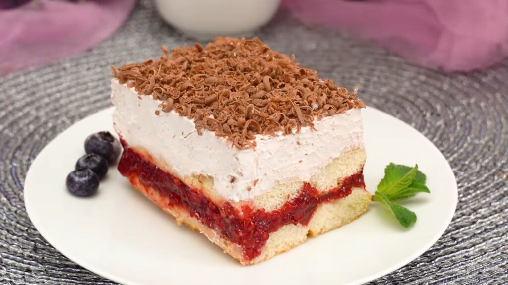 Voćni kolač s piškotama za lagani desert koji se brzo složi