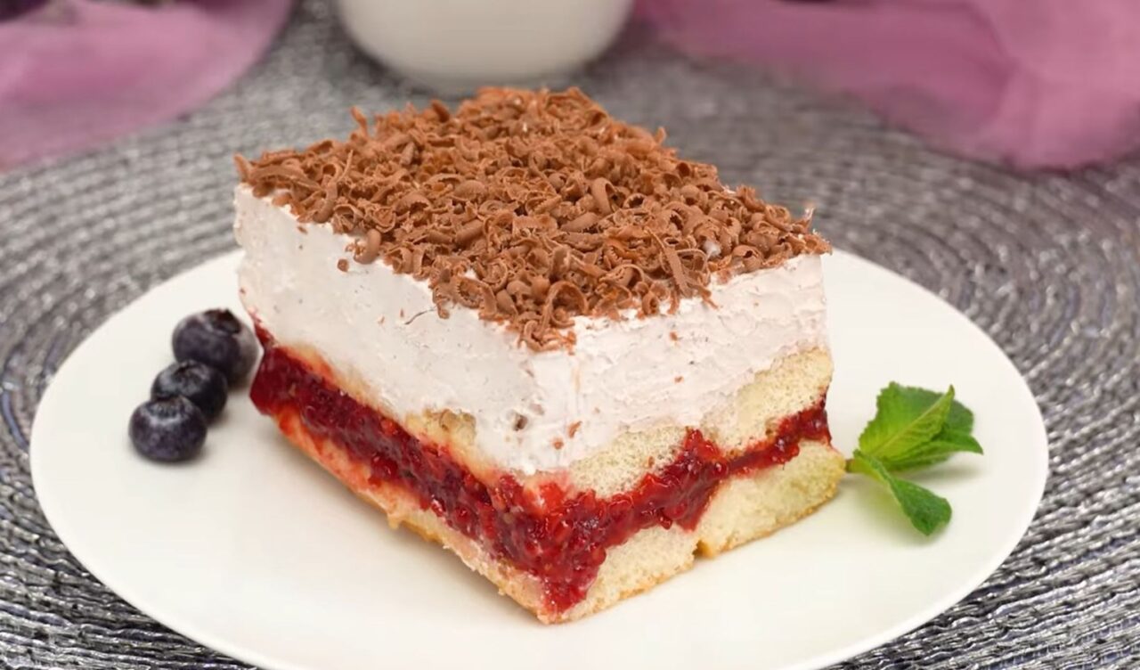 Voćni kolač s piškotama za lagani desert koji se brzo složi