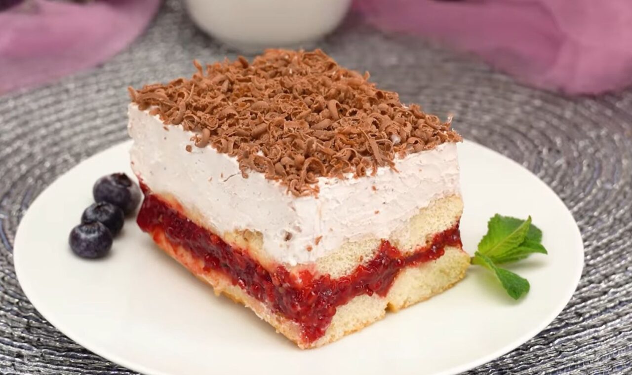 Voćni kolač s piškotama za lagani desert koji se brzo složi
