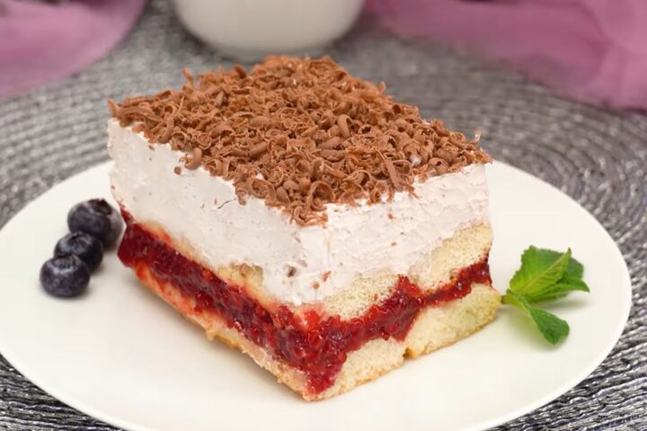 Voćni kolač s piškotama za lagani desert koji se brzo složi
